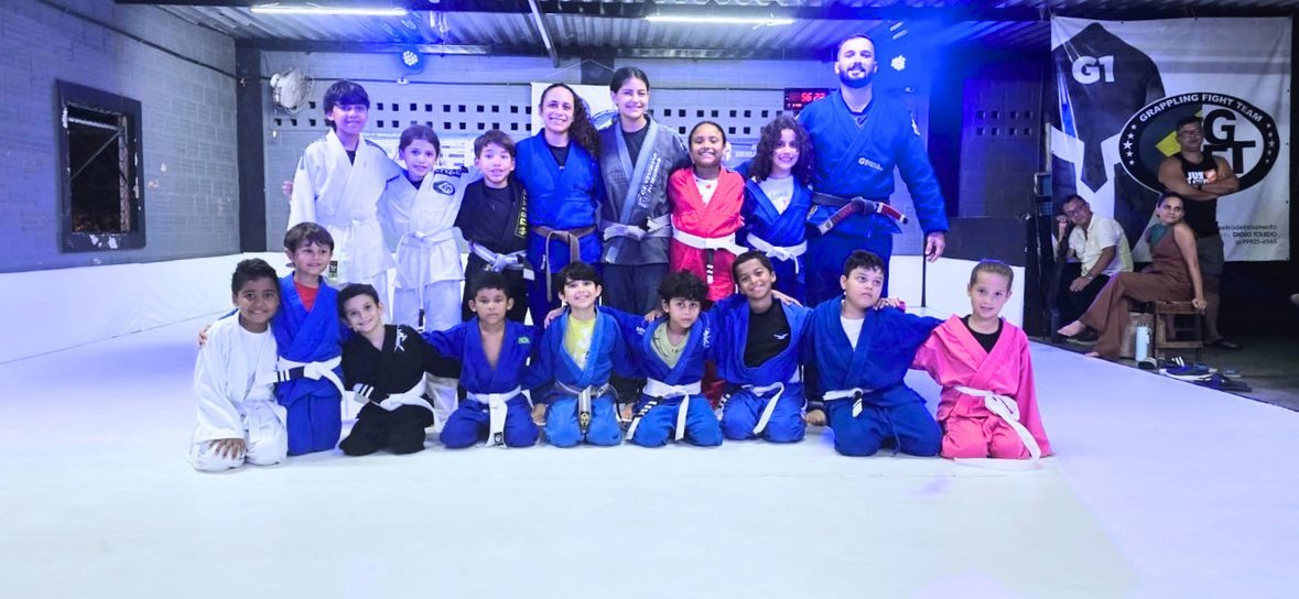 Turma de Jiu-Jitsu Kids reunida no tatame com o professor Matheus Coimbra